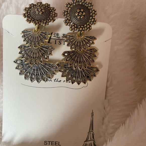 Gold toned earrings - Picture 7 of 7